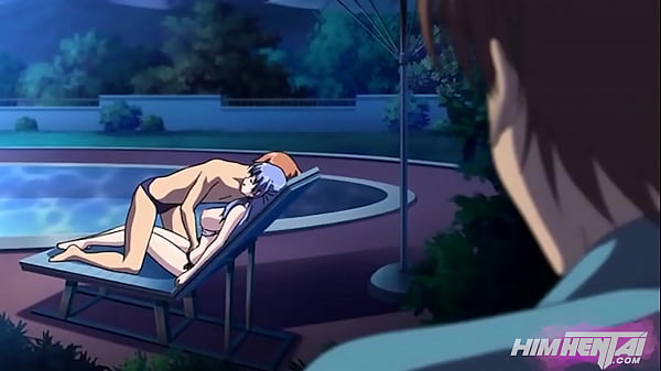 Pillo a mi hermanastra follando en el patio de casa 