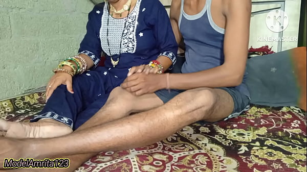 Amrita bhabhi ko raat me jor se chudhai