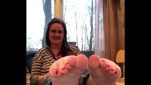 Hot mature Donna's thick, meaty soles and fat toes doing their magic for the first time ever on camera