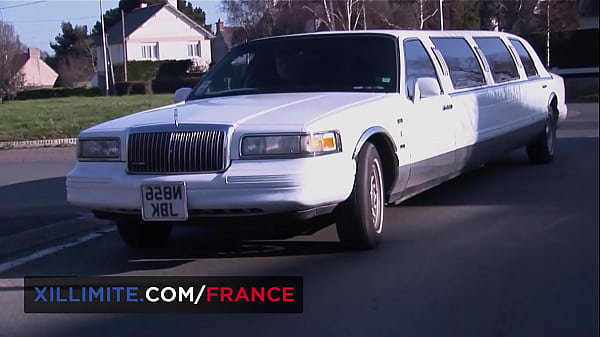 Nonton Threesome With A Redhead Milf In Lingerie And 2 Men In A Limousine thumbnail