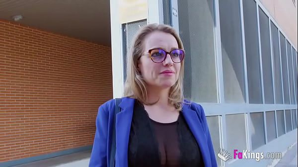 Amateur for porn, but not for sex: Watch sexy mommy Lara Cruz! 