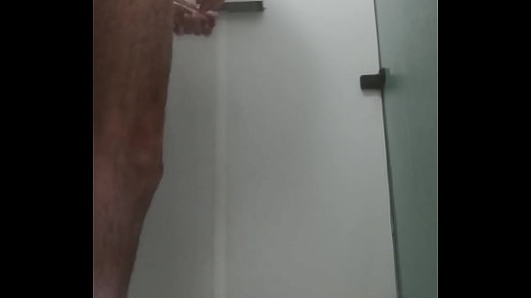 Petite Douche Dans Les Sanitaires Du Camping thumbnail