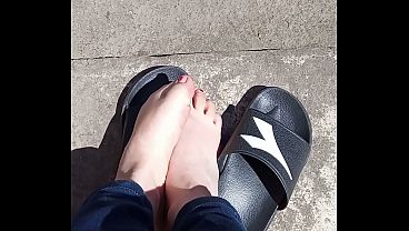 Piedi Al Sole Prima Della Pedicure. thumbnail