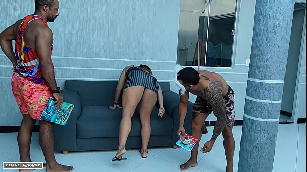 Nonton Dois Alunos Mim Chamou Pra Eu Fazer Uma Limpeza No Seu Ap S&oacute; Que Eles Me Contrataram Na Inten&ccedil;&atilde;o De Me Comer E Eu Safada Gostei Da Ideia E Logo Dei Meu Rabo Levando Muita Porra Na Boca E Engolindo thumbnail