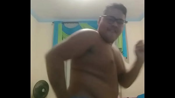 Gordinho sapeca rebolando a fimose