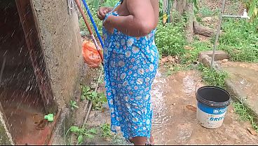Irmãzinha coroa peluda se banha do lado de fora