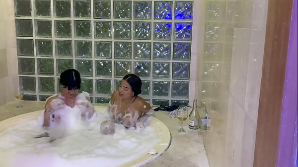 Nonton Dos Actrices Colombianas Toman Un Descanso En El Jacussi Parte 2 thumbnail