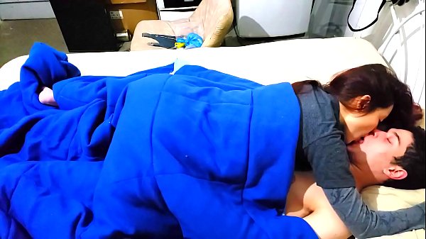 Divertida pareja teniendo sexo termina en Creampie 