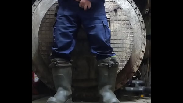 Гей из России дрочит на камеру самый маленький член в мире! 