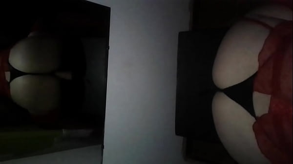 Ella me la chupa mientras se sienta en el consolador