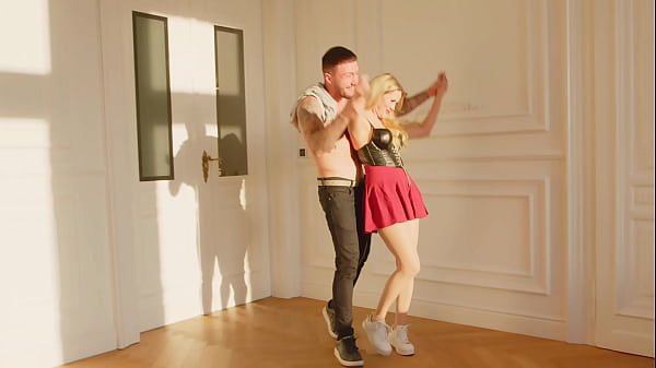 Novia le es infiel a su novio y termina haci&eacute_ndose un trio con su amigo