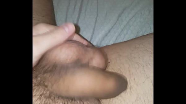 Boy Exibindo O Sac&atilde;o E Mexendo Nas Bolas thumbnail