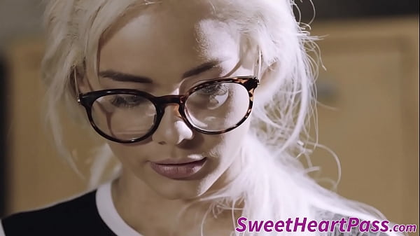 Nonton Showering Dyke Babes Chomp Down On Pussy thumbnail