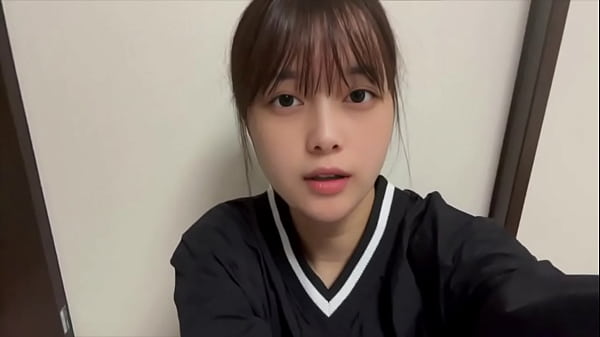 Nonton 初めておちんちん挿れられて痛いって気持ちにならないように指入れオナニーして練習しなきゃ... thumbnail