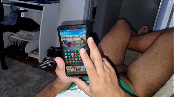 Depois do sexo rola um joguinho no celular até o tesão voltar e meter dinovo