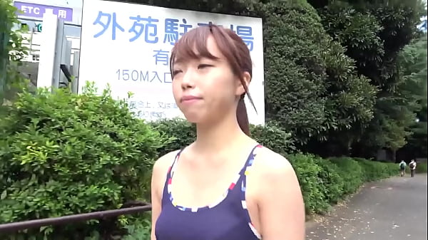 彼女はみきちゃん！21歳の大学生です！走っていた時は髪を後ろで結び、スポーツウェアのおかげもあって凛とした印象でした。しかし、私服はワンピースにベレー帽といった非常にガーリーな姿！テニスをしていたり、休みの日はたいてい走っているという活発な子みたいですが、この可愛すぎるギャップは反則です&hellip;！ thumbnail