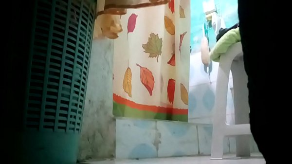 Tia Desnuda En La Ducha thumbnail