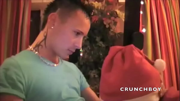 Il Se Fai Tbaiser Par Son Pote Deguise En Pere Noel thumbnail