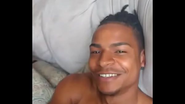 PRETO BATENDO UMA PUNHETA NO SOFA 