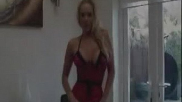 Nonton Blonde Whore Masturbating With A Vibrator thumbnail