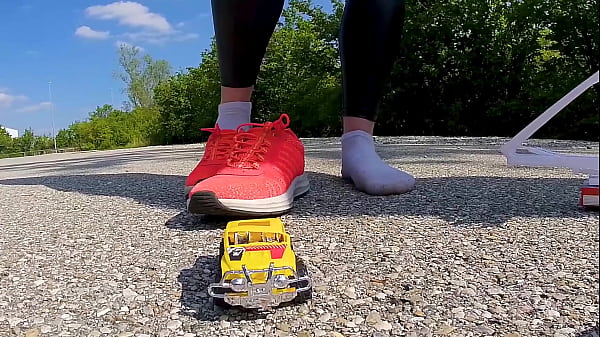 Nonton Gigant Crushes Crush Trample 9 Toy Cars Shoeplay Foot Crash The Cars Destroyed, Kicked, Trampled, Kicked, Trampled, Crushed, thumbnail