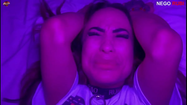 Fiz a Belinha de putinha com a coleira no pesco&ccedil_o - Safada milf aguentando 24cm dentro dela