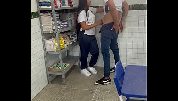 Novinha gostosa do ensino m&eacute_dio de farda dando gostoso na sala de aula pro amigo dotado gemendo e gozando
