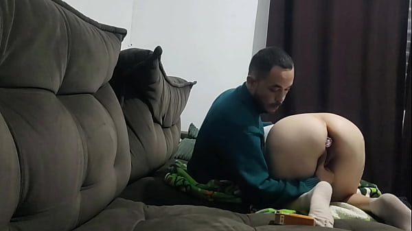 Nonton Meia-irm&atilde; Pede Ajuda Ao Meio-irm&atilde;o Para Remover Plug Anal Da Bunda Enquanto A Madrasta Est&aacute; Ausente thumbnail