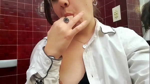 Nonton Mira Como Toca Sus Tetas Esta Guarra thumbnail