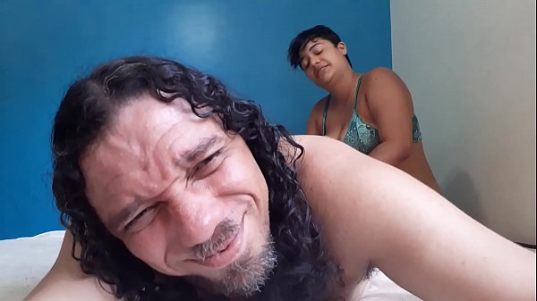 MULHER DOMINADORA ENFIANDO UM CONSOLO NO CU DO SEU MACHO 