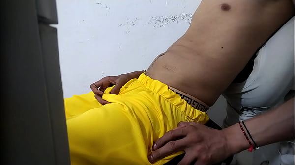 Un latino en chaleur qui sort sa grosse bite