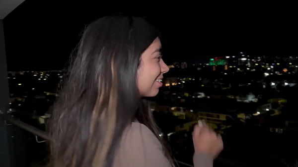 Mexicana de tetas perfectas es follada por una verga enorme en el balc&oacute_n, Verito Aguas recibe una enorme polla en su estrecho co&ntilde_o h&uacute_medo