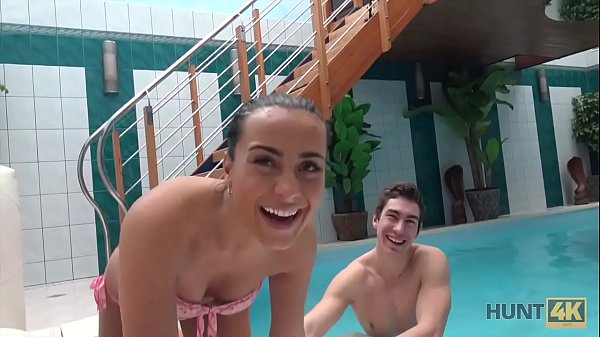 HUNT4K. Junge b&ouml_se Schlampe saugt Schwanz und wird am Pool geknallt