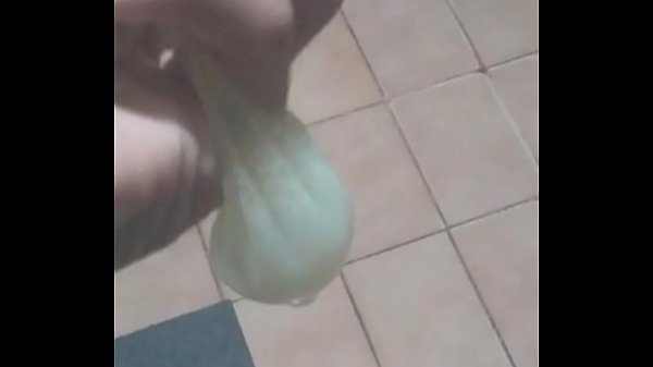 Pobatendo Uma Quem Vem Beber O Leitinho thumbnail