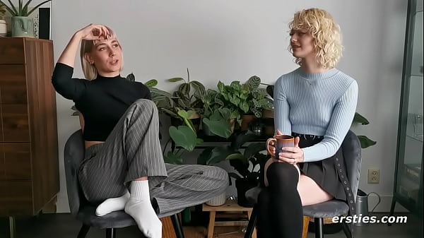 Nonton Two Blondes Enjoy Some Vibrating Fun thumbnail