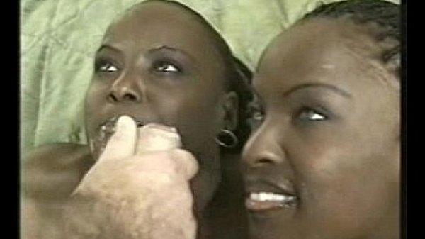 Nonton Ebony Threesome thumbnail