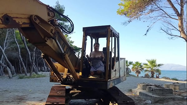 Nonton Busty Sailorgirl Pissed On A Tractor thumbnail