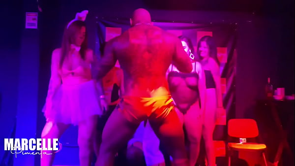 Grupo De Meninas Transando Stripper No Palco Da Boate thumbnail