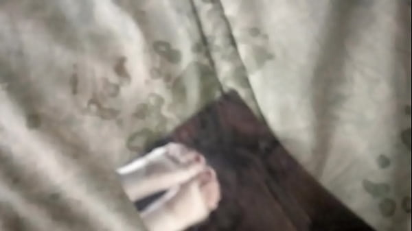 Espirrando Na Foto Dos Pes thumbnail