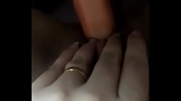 Enfiando o pau e o vibrador na buceta da esposa parte 2