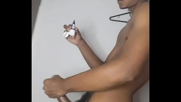 El chico guapo con su polla está_ grabando para ti