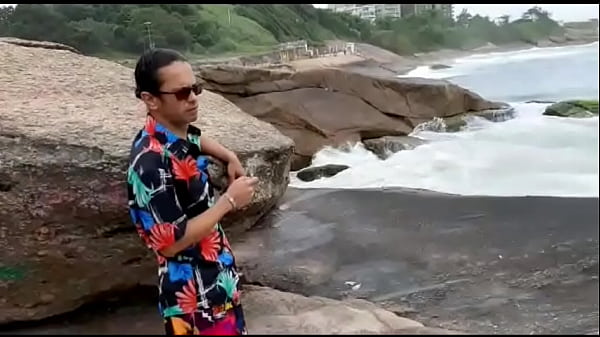 No Arpoador Rj admirando a visual entre a maresia do mar