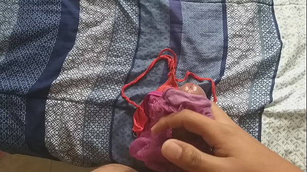 Leche En Las Tangas De Mi Cu&ntilde;ada Se Las Quite Por Un Momento Para Llenarlas De Mi Lechita Y Que Ella Las Use thumbnail