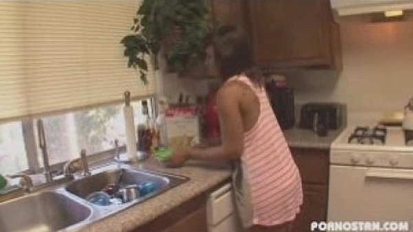 Nonton Ebony Lesbian Gives Horny Teen Lesson In Dildo Fucking thumbnail