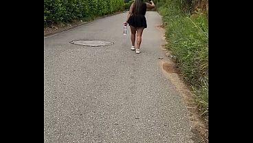 Nonton Rubia Caliente Le Chupa La Polla Sudada A Desconocido En Medio De La Carreta thumbnail