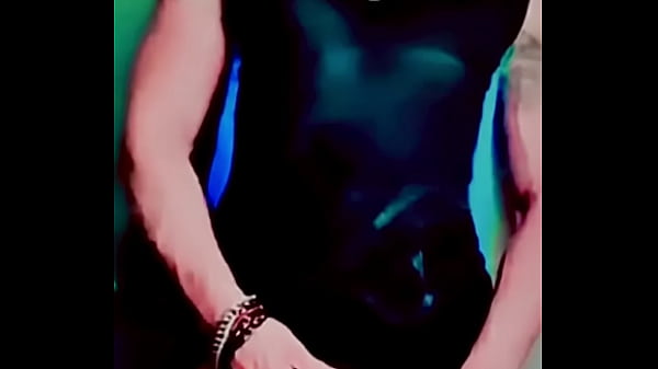 Hombre Heterosexual Muy Sexy Se Toma Sus Propios Orines thumbnail