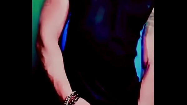 Hombre Heterosexual Muy Sexy Se Toma Sus Propios Orines thumbnail