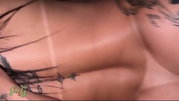 Ela n&atilde;o resistiu quando eu tirei o biqu&iacute;ni e veio me chupar todinha 