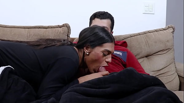 Fodi a amiguinha trans da esposa, ela n&atilde_o imagina que &eacute_ uma corna