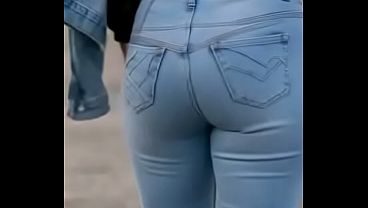 Mi Amiga Mostrando Sus Jeans thumbnail